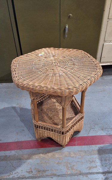 Lot 160 - COFFEE TABLE