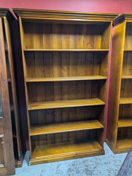 Lot 61 - BOOKSHELF