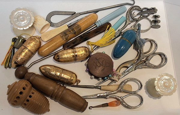 Lot 1019 - SEWING COLLECTABLES