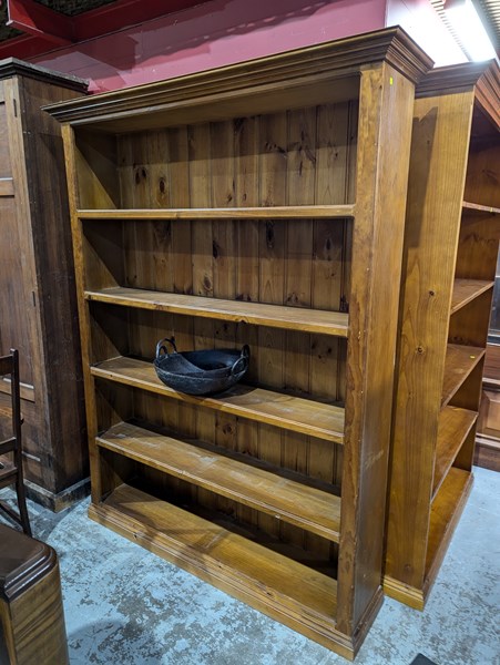 Lot 69 - BOOKSHELF