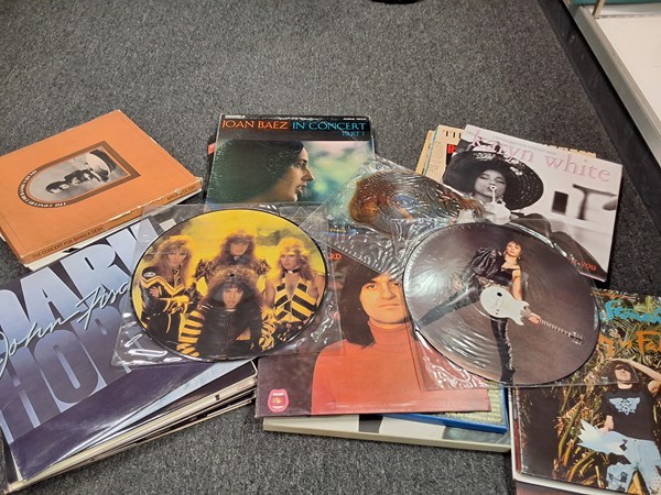 Lot 1260 - VINYL RECORDS