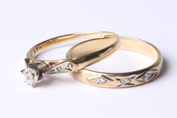 Lot 1014 - GOLD RINGS