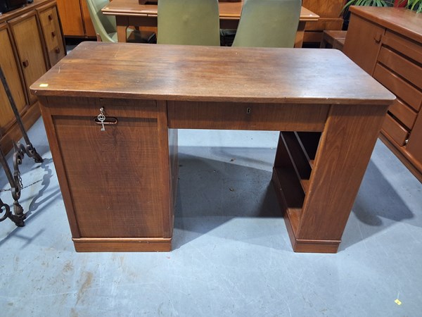 Lot 342 - DESK