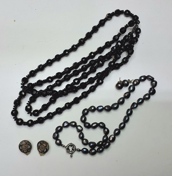 Lot 1018 - JEWELLERY