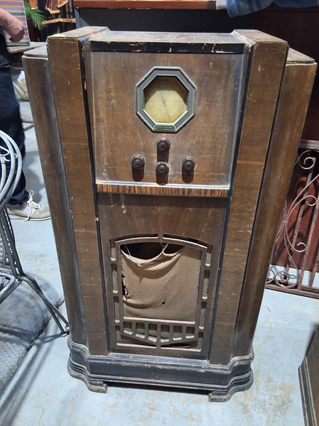 Lot 285 - CABINET RADIO