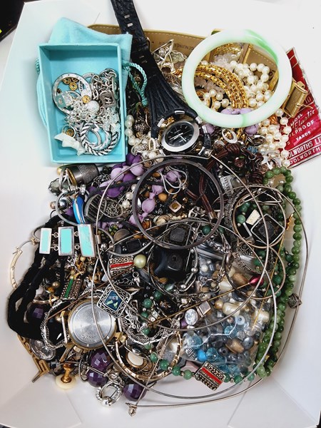 Lot 1038 - JEWELLERY