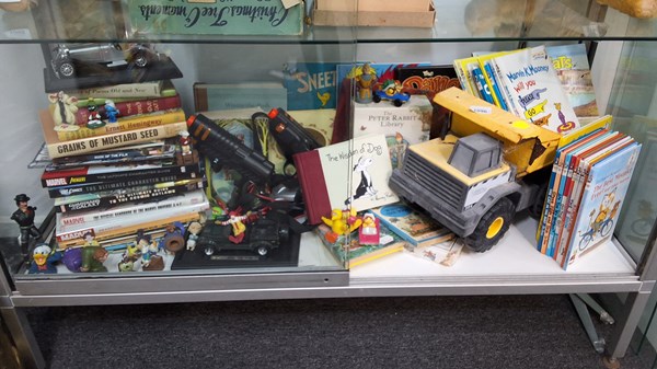 Lot 1096 - CHILDRENS BOOKS & TOYS