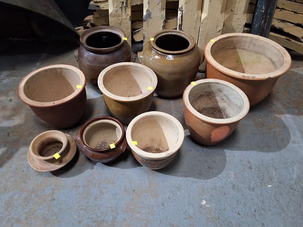 Lot 325 - PLANT POTS