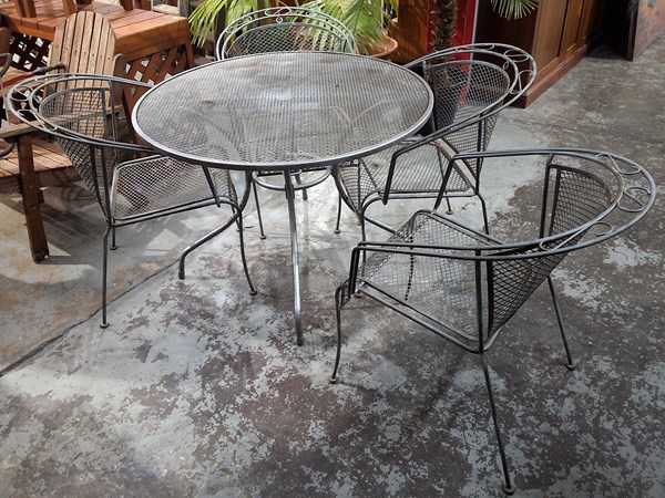Lot 300 - OUTDOOR SETTING