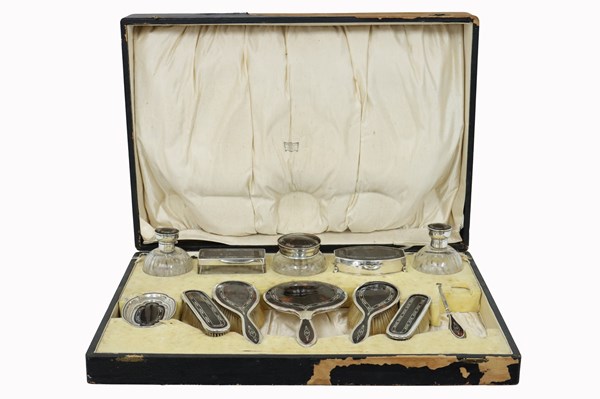 Lot 162 - DRESSING TABLE SET