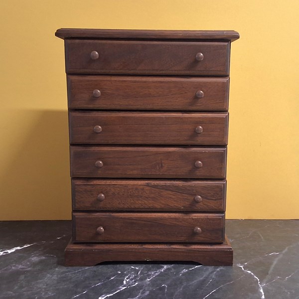 Lot 1196 - PETITE CHEST OF DRAWERS