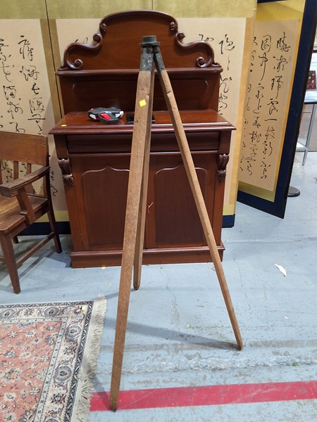 Lot 281 - TRIPOD