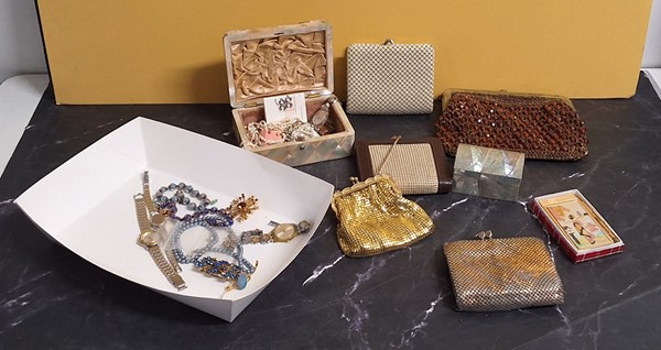Lot 1263 - LADIES REQUISITES