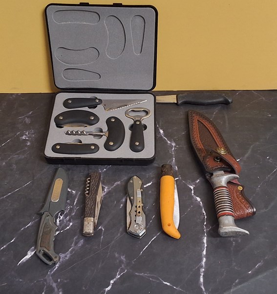 Lot 1234 - KNIVES
