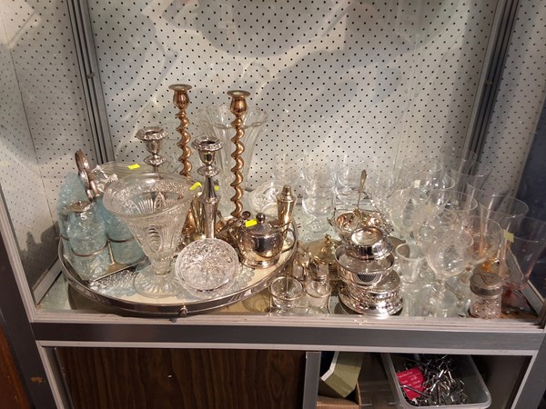 Lot 1243 - METAL & GLASSWARES