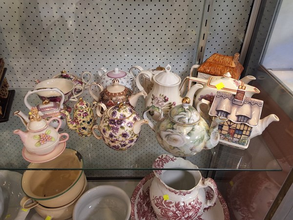 Lot 1328 - TEAPOTS