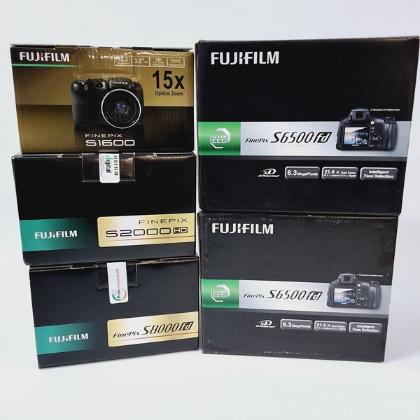 Lot 1426 - FUJIFILM FINEPIX CAMERAS