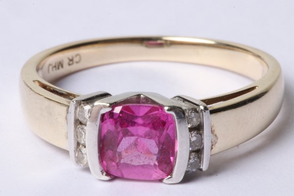 Lot 1043 - RING