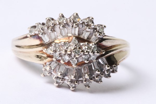 Lot 1042 - RING