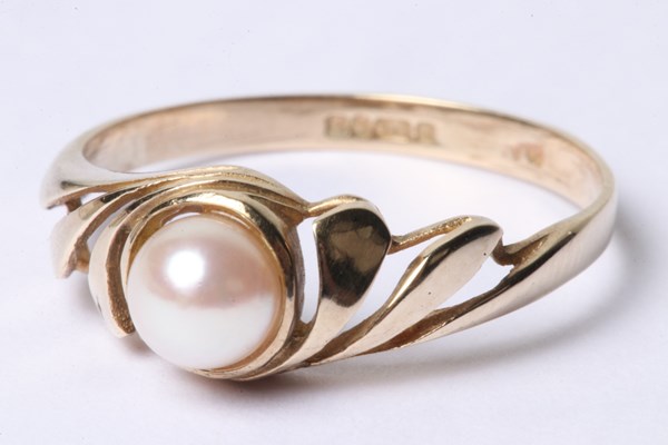 Lot 1015 - RING