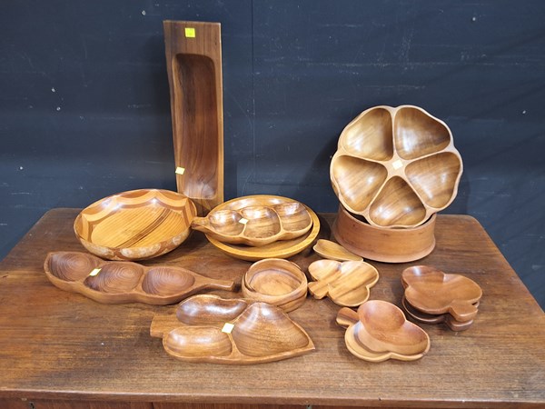 Lot 343 - TABLEWARES