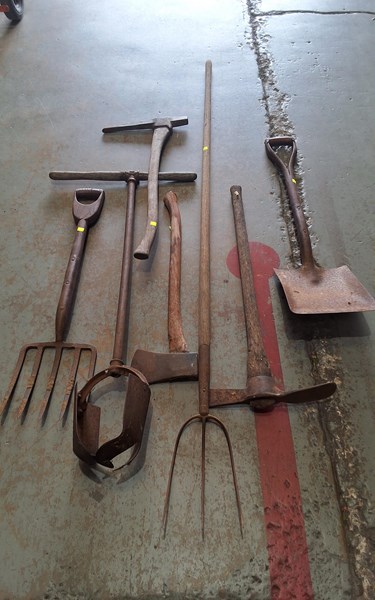 Lot 219 - GARDEN TOOLS