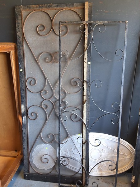 Lot 433 - SCREEN DOOR