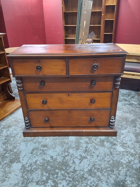 Lot 17 - CHEST OF DRAWERS