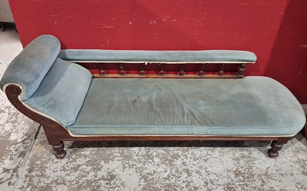 Lot 134 - DAY BED