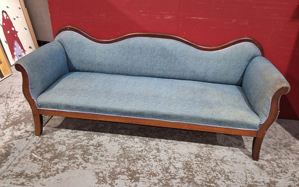 Lot 152 - SETTEE