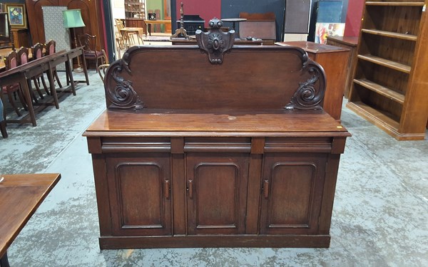 Lot 115 - SIDEBOARD