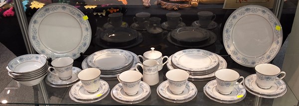 Lot 1345 - DINNER SERVICE