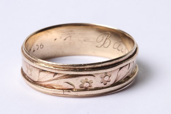 Lot 1037 - RING