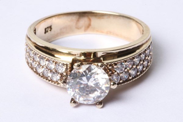 Lot 1039 - RING