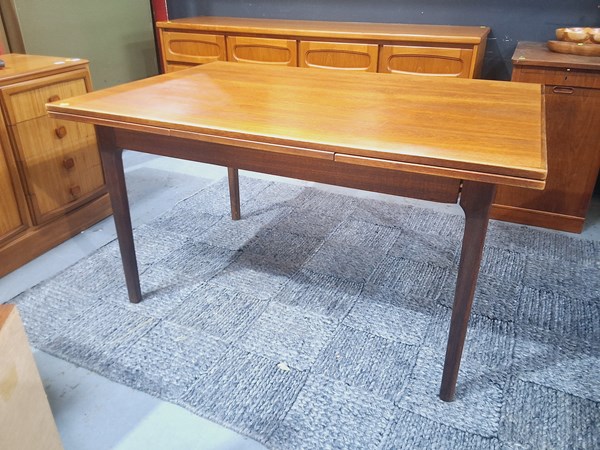 Lot 352 - DINING TABLE