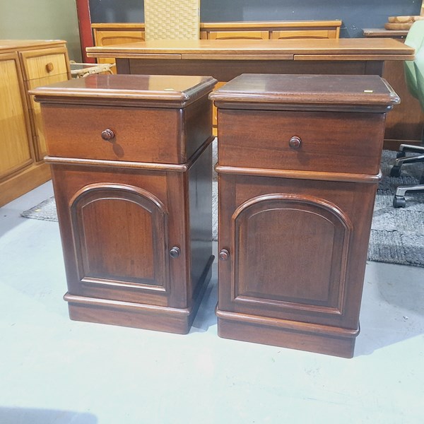 Lot 317 - BEDSIDES