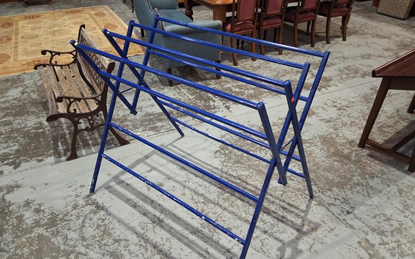 Lot 304 - CLOTHES AIRER