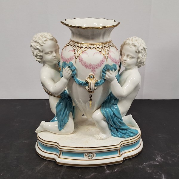 Lot 1143 - 19TH CENTURY VASE