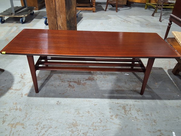 Lot 359 - COFFEE TABLE