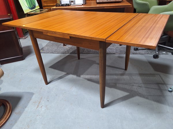 Lot 309 - DINING TABLE