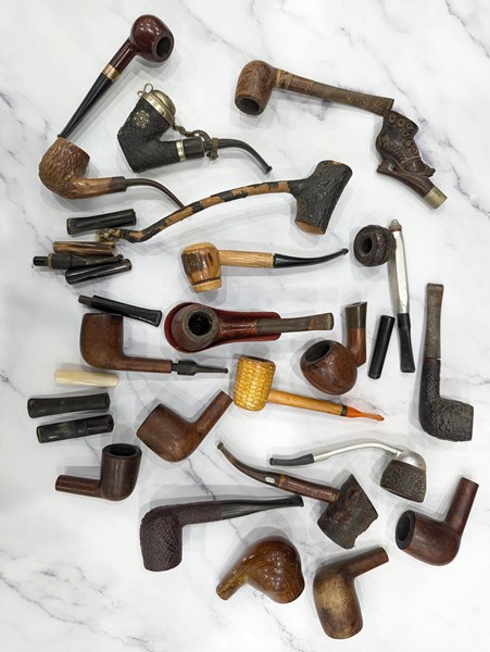 Lot 1218 - SMOKING PIPES