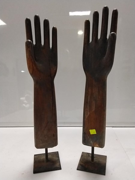 Lot 1277 - GLOVE HANDS