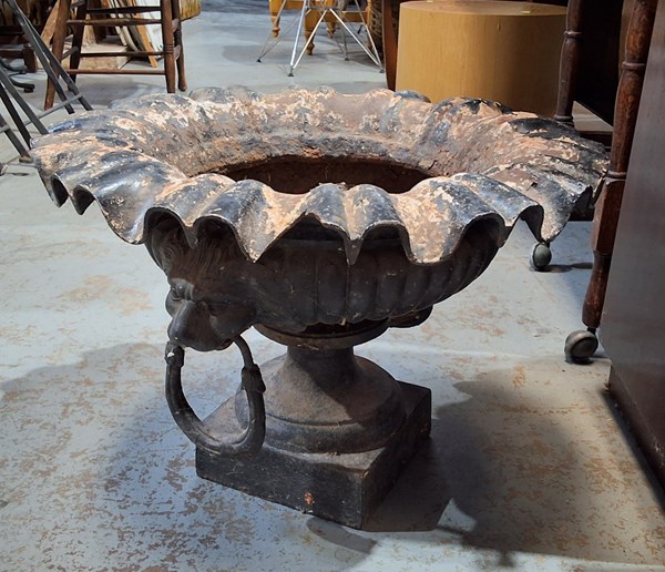 Lot 401 - GARDEN URN