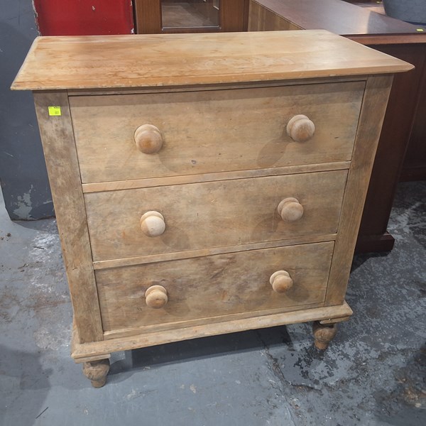 Lot 198 - CHEST OF DRAWERS