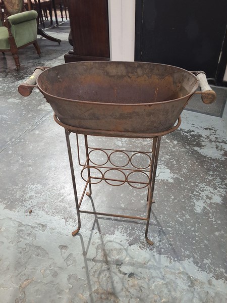 Lot 374 - DRINKS COOLER