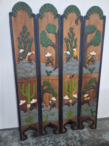 Lot 395 - DRESSING SCREEN