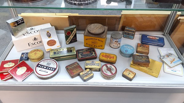 Lot 1422 - CIGARETTE TINS