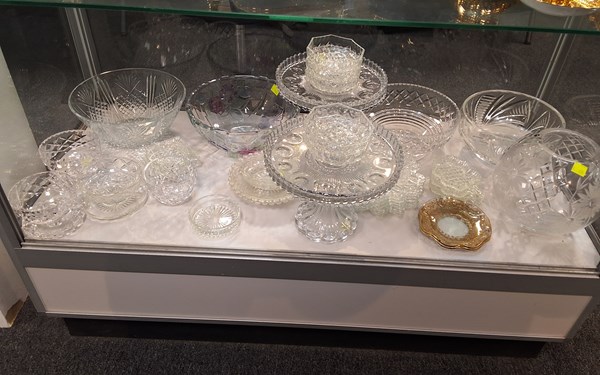 Lot 1186 - GLASSWARE