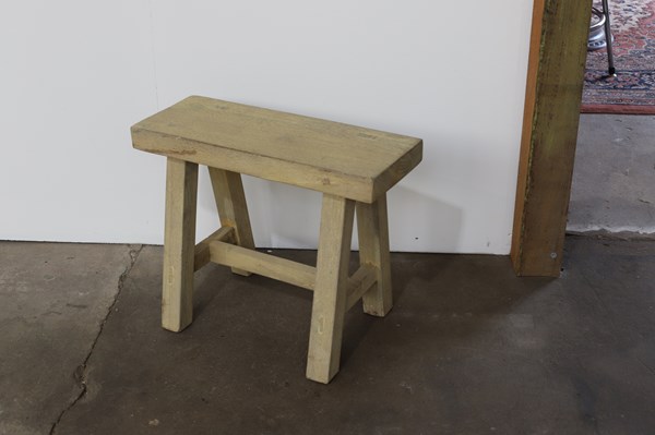 Lot 440 - STOOL