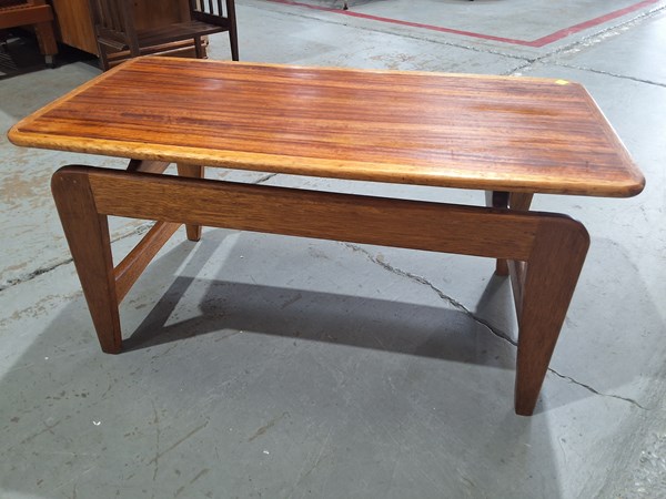 Lot 353 - COFFEE TABLE